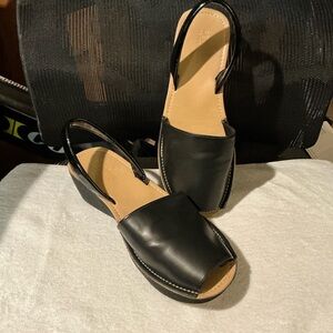Kenneth Cole New York Black and Tan Sandals with Slingback Design